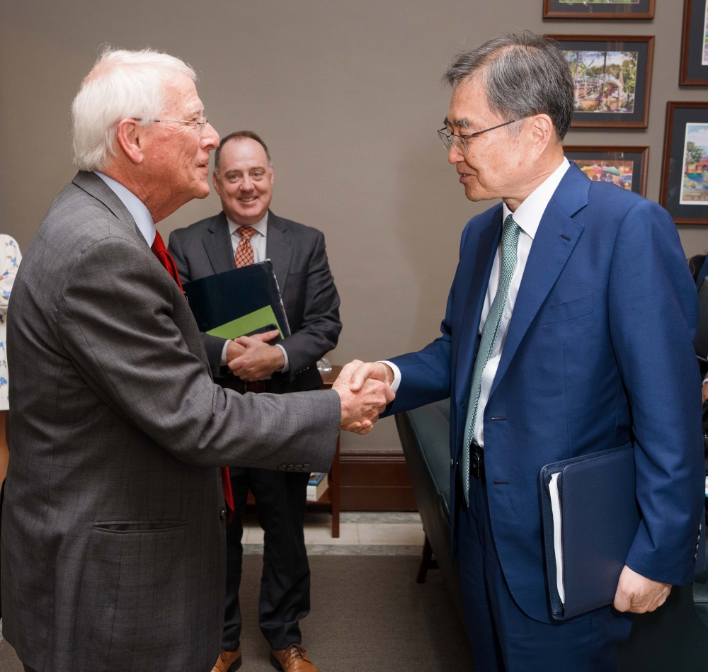 조현 장관, 미 상원 군사·외교위원장 면담